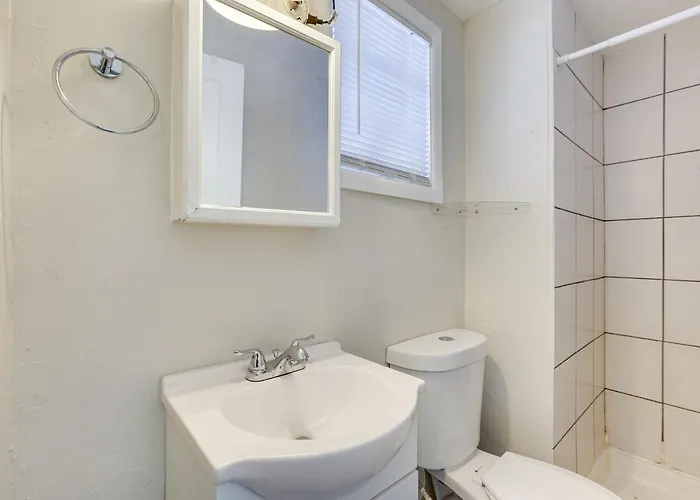 5 Mi To Dtwn: Pet-friendly W/ Yard Phoenix